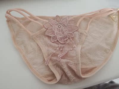 包装袋子很可爱，打开也方便。内裤材料质地非常好，摸着很顺滑。花纹也很不错，吊牌只需剪掉就好了，不用担心误剪拉丝之类的。总之这款很满意。