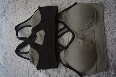 感觉有点厚实的样子，质量摸着很好，看着也很有型，比买的运动套装里的好多了。