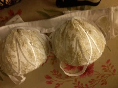 很满意呀，看评论说会偏小一点，其实没有呢，很适合，很喜欢。聚拢效果很好，最近在减肥，等胸围小了再来买