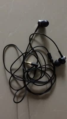 一直用的耳机，音质不错，SONY的东西用的放心。物流也快。