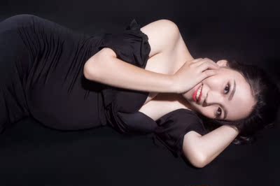 衣服质感不错，很有弹性，收到衣服第二天就穿去拍孕照了。效果还不错！好评！