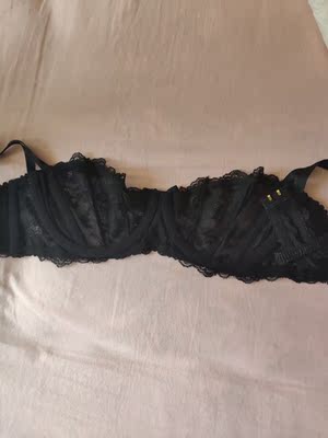 文胸质量特别好，做工精细，面料柔软透气，很性感，蕾丝质地很不错，专柜品质， 推荐给更多美女！