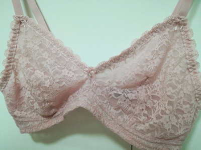 这套文胸到手好漂亮～是比较性感的超薄款，外层蕾丝，里层是很柔软贴身的网纱，买了两个颜色，有大胸显小的效果。上身感觉很舒服，跟没穿一样，但是又能起到承托作用，超棒的！谢谢送的胸贴啦～很贴心～