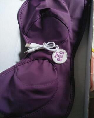 昨天刚收到货就试用了一下，整体感觉不错，这两天胸胀疼，用完感觉舒服多了，不足之处就是不能拆洗，还有就是震动的位置是只能是下方么，我抖动了一下下方的东西不能到侧方或上方，震动只是下方局部震动，如果是全面的就很好了，我是用来缓解增生的，整体感觉还是不错的，期待有更好的效果，有增生的女士们可以放心购买了。偶然看见优惠券就抢了一个 因为自己一直在用 囤一个备用 相比以前用过的这个非常小巧玲珑了 扁扁的盒子我竟然没有想到是这个 打开看见第一感觉这个怎么能让胸部聚拢呢 没想到戴上以后感觉非常好 用过以后说一下感受 按摩的功率和力度感觉差了点 没有我以前买的那种力度大 还有就是加热和震动也只是在底部 是不是可以给厂家反馈一下可以升级呢 使用方便 可以充电 这个很好 女性经常按摩对疏通经络 预防乳腺疾病都很好 保健很重要