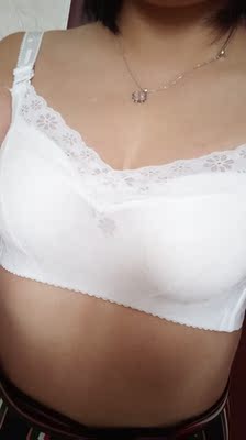 客服小梅必须给五星好评，我买小了特别有耐心给我换，原本是想退的，但感觉质量不错便多买了一件，穿着挺舒服的，虽然是加厚的，但穿起来并不闷，值得推荐，平胸的福音