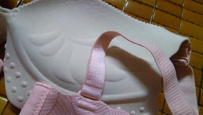 没有任何色差，而且没有异味，罩杯很舒适，比实体店一百多都好。