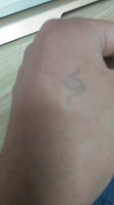 小小图本来打算贴手指还有有些大。 干了以后指定要用胶带粘干净，不然真的会晕。 买了一套，可以做好多个大图，一张大图半张小图都做完了，一瓶还没用完。很好用。自己就做了一个，其他的都被同事抢去了。