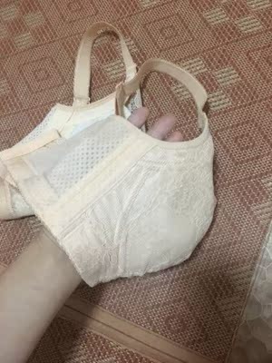 内衣不错，拿到试了一下，很舒服，一点都没有压力。也很贴身，下水洗了，没有掉色。总体满意！夏天穿起透气！不得不说内衣实在太好穿了，可以穿着睡觉，一点都不会感觉不舒服，穿在里面也很有型，已经推荐给好友购买了，还会回购的