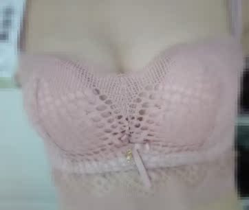 物流挺快的，客服态度也不错，宝贝质量也很好，是上薄下厚款，两排扣，蕾丝也很舒服不扎人，喜欢这个颜色。