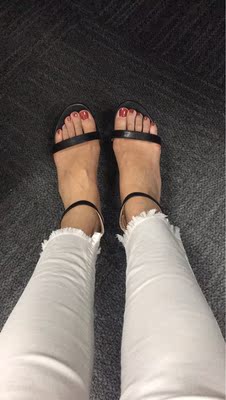 前面的带子稍微有点宽.. 走路的时候有点往前溜.. 不过宽松些应该避免了会磨脚.. 其他都挺好 还挺舒服的 物美价廉 考虑买双跟高点的 前面的带子稍微有点宽.. 走路的时候有点往前溜.. 不过宽松些应该避免了会磨脚.. 其他都挺好 还挺舒服的 物美价廉 考虑买双跟高点的