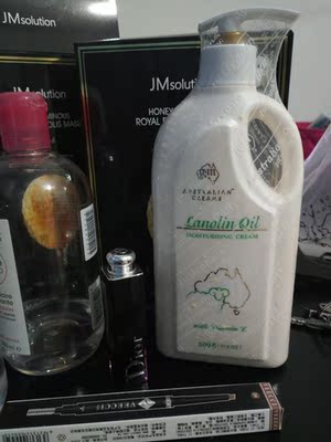 这个我买了好多个，一小瓶当在单位随时洗手了抹，一小瓶在家里平时抹，买的这个大瓶准备洗完澡的时候用，味道挺淡的，没有香味