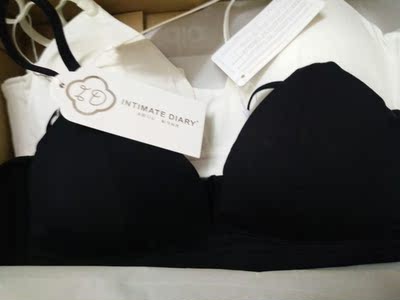 物流很快,两三天就到了。包装严实,没有破损,里面的包装袋有点小设计,挺别致的,蝴蝶结十分有少女心;实物与卖家的图没有什么区别,也没有色差;料子不错,穿上去柔软舒服,没有紧绷感,穿来睡觉也不会感到有束缚。总的来说,是比较满意的,已经安利给朋友,不过希望店家再多出几款类似的bra,以后还会回购的。对了,客服也不错呢,服务有耐心,值得点赞。 物流很快,两三天就到了。包装严实,没有破损,里面的包装袋有点小设计,挺别致的,蝴蝶结十分有少女心;实物与卖家的图没有什么区别,也没有色差;料子不错,穿上去柔软舒服,没有紧绷感,穿来睡觉也不会感到有束缚。总的来说,是比较满意的,已经安利给朋友,不过希望店家再多出几款类似的bra,以后还会回购的。对了,客服也不错呢,服务有耐心,值得点赞。