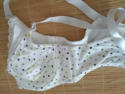 内衣很好看,好清新啊,手感也好摸着舒服,做工不错,就是有点小了,有点勒,总体满意 内衣很好看,好清新啊,手感也好摸着舒服,做工不错,就是有点小了,有点勒,总体满意