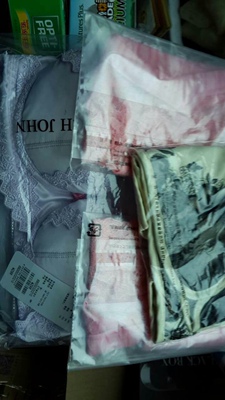 我打江南走过，那等在季节里的容颜如莲花的开落。东风不来，三月的柳絮不飞 。你的心如小小的寂寞的城，恰若青石的街道向晚。跫音不响，三月的春帷不揭 ，你的心是小小的窗扉紧掩。 我达达的马蹄是美丽的错误 。 我不是归人，是个过客。&mdash;&mdash;郑愁予 《错误》  优美的文段让人心情闲适[心]