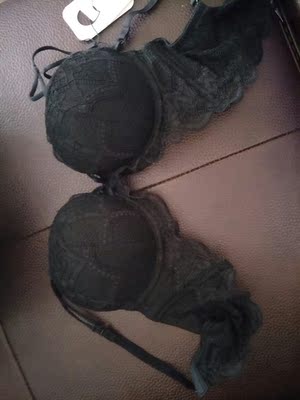 内衣很漂亮  设计比较独特 因为超级喜欢决定带出国穿  可能是买内衣以来在网上买到最好看的内衣了