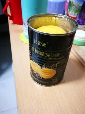 挺好吃的，买回来到现在，吃了第四罐了，怕再不拍照，就被我吃完了😂😂黄桃个头挺大的，一盒里面有四个，酸酸甜甜的，不腻，很好吃，那个调料包是康师傅Big袋方便面里面的，为了让你们看看黄桃的块头有多大😬😬，反正我挺喜欢吃的，以上意见仅供参考，继续吃罐头去了