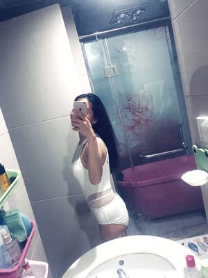 发货很快，刚好赶上游泳，本来以为三角式不好穿，没想到，意外合身！！！穿上很温婉的样子，而且一件式很方便，款式挺大气的，稀饭稀饭稀饭