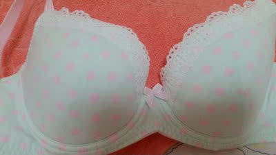 薄棉杯，夏天穿着凉快。以前买过粉色、玫红点点的。很是喜欢，这次搞活动，就买了绿色的。价格比较实惠~