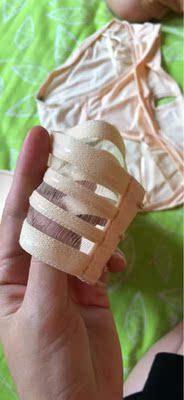 无肩带内衣就是方便，穿裙子，露肩衣服都阔以，中间带子可以拉，聚拢效果出乎我的意料，哈哈。小性感。。很喜欢，颜色也挺漂亮的