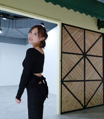 衣服质量不错哦，棉棉的，穿着舒服弹性还不错。尤其喜欢后面的设计绑带露腰小性感，物美价廉还会再来