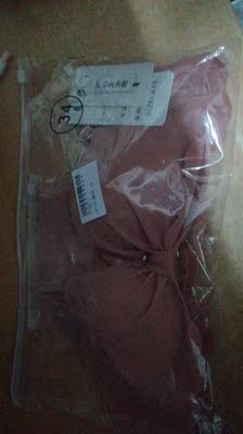 满怀期待的等着它的到来啊，发生了一点意外，但是客服小姐姐脾气很好的呢(✪▽✪)。终于等到它了，摸上去感觉很舒服的呢，超级适合小胸的女生哦。好评好评好评好评，开心😁