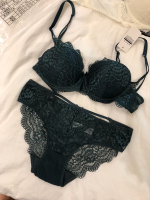 特别好穿。特别好看。到货很久了。一直出门在外。一起买的三款都喜欢。超赞。美美哒。 特别好穿。特别好看。到货很久了。一直出门在外。一起买的三款都喜欢。超赞。美美哒。