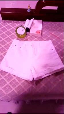 快递很速度，问了客服好多问题态度也都挺好的，这个裤子真的很惊喜，买的时候很担心会太短，结果裤子到了发现完全不会，这款白色的裤子很显瘦也没有色差，颜色和版型也挺好，很百搭，朋友都说这裤子显瘦....布料特别软，特别舒服。更重要的是显腿长，显腿长阿，朋友说我穿这个短裤长高了哈哈！爱死了嘻嘻，小仙女们快点买走，我的室友们都在要链接了呢，晒几张美图