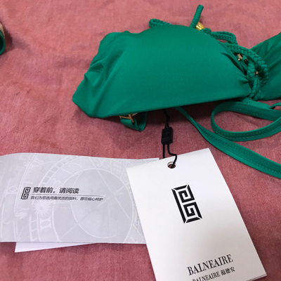 以前还挺喜欢这个品牌的 现在只能呵呵了!看图吧 还没穿呢 打开就是脏的 胸衣有无限的异味 ! 以前还挺喜欢这个品牌的 现在只能呵呵了!看图吧 还没穿呢 打开就是脏的 胸衣有无限的异味 !