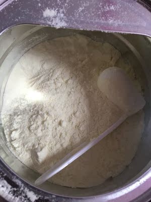 之前一直在店里买的，看搞活动就在天猫买的，想着天猫应该是正品就买了，觉得自己买了假货，从打开来说，奶粉打开就比店里的少，然后味道也没有店里的那种纯正的奶香味，奶粉还潮潮的，客服说跟批次包装什么什么有关系，至少不能影响奶粉的量吧，我会上图证明一下，图中两罐对比多的是店里买的，单图剩的少的是店里买的，可以很清楚看到天猫买的奶粉一坨一坨的，而店里买的就很清爽