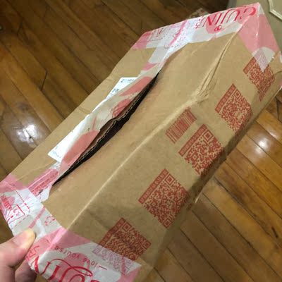 东西没问题，但是物流就有严重的问题了！！双十一买的内衣掉件，打电话来说已经是空箱了，这次买的内衣盒子是这样的，客服说是被重物压坏了的，但也总让人想的不太好！！