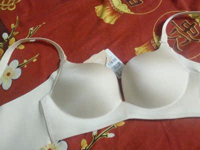 布料光滑，折后没有痕迹，无钢圈但是非常的有型，真的很棒，手感很好。包装非常仔细、严实，物流公司服务态度很好，运送速度很快，很满意的一次购物。款式与描述的一致，无可挑剔，型好，面料柔软光滑，摸起来滑滑凉凉的不输实体店的质量。实体店这样的质量要双倍的价钱多，内衣水洗都不会掉色关键是没有刺鼻的气味，价格便宜实惠，最喜欢的是它的聚拢效果和它的设计很好看，客服的服务态度也特别好，颜色挺好看的，厚度适中，大爱~