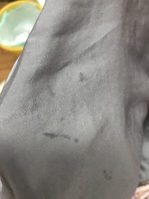 淘宝十多年，第一个差评给你家！真是太气人了！第一次寄过来的裙子皱皱巴巴的，胡乱揉成一团装在袋子里，还没有吊牌。联系客服承认衣服本身是有吊牌的，是他们的失误，让寄回去换一件。结果换回来的还是一件残次品：依然和第一次的一样！没有吊牌！裙子皱巴巴！而且这件身上布满油状的污渍！裙身走线弯弯曲曲，鼓包！不知道是哪里拣来的垃圾衣服！