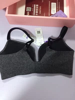 无痕的工艺，看不到一根线头，做工如此的精细，简约大方，面料舒适，穿上身后，很聚拢很舒服，后背很平整，看不到一点肉股出来，穿紧身衣的时候不会尴尬了！