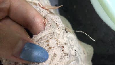 有线头，不值这个价格，而且最重要的事情来了，实物和照片完全是两码事，店家解释是展示图是从背面拍的，这算变相的给消费者错误信息吧？这个问题见仁见智，请看清内页图片再下手