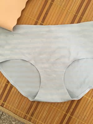 料子摸起来很舒服，而且一点色差都没有，颜色特别合我心意，摸上去 滑 滑的特别舒服，质量很好，穿在身上特别舒适，很舒适，穿上没 束缚感非 常舒服像没穿一样不紧绷很舒适不勒胸 ，自由自在