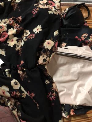 表白店主 比心 买的第二套泳衣了 质量就别说了棒棒的 该遮的肉都遮了 版型很显瘦 下边短裤设计太完美了，高腰，不错 再说说包装 真的特别完美 总体不错 最走心的评价