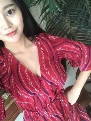 泳衣很好看,穿着很显身材,套上外套就保守啦,三件套的价格很实惠了,满意。自拍几张给大家参考。 泳衣很好看,穿着很显身材,套上外套就保守啦,三件套的价格很实惠了,满意。自拍几张给大家参考。