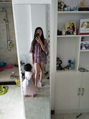 泳衣整体挺好的，就是外衣有点小失望，做工有点毛，太肥了，亲们可以大胆到的购买，很拢胸，我身高165体重115斤，平时穿36c我买的L号上衣正好，本人腿有点粗，平角裤有点嘞腿，建议腿粗的妹子买大一号！