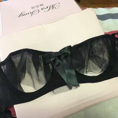 质量不行，那层薄纱还抽丝，木耳边是比较硬的材质，最关键的是，内衣左右还不对称，还有很多线头&hellip;&hellip;那个夹扣本以为是金属的，仔细一看原来是塑料刷了一层金色的漆，本以为买贵点的东西，质量能好点，想不到还是这种质量不过关的东西，算了，就当买个款式吧&hellip;&hellip;不会再买第二次了&hellip;&hellip;忘了说了，九十多块钱买的，还买了别的配件，一共花了170，还不如买地摊货呢&hellip;&hellip;