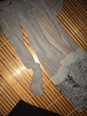 第一差评我要给你，我从来没见过这样质量早18.8元，就两条袜子，地毯货比这都好，我买这么久的东西也是第一次给你差评，图片应该是一套这个价格我也就认了，结果才两条袜子，质量也不好，真心伤心的一次购物。