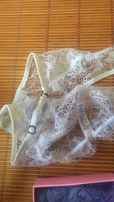 东西收到很不错，很喜欢😘，但旁边两个有两个调整大小，不知道好不好穿，舒不舒服，反正没试过这样的内裤，穿了才知道什么感觉，看上去整体不错，性感