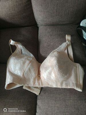 内衣颜色跟我想象中一样无色差,颜色靓丽是我喜欢的、蕾丝面料手感很好、舒适柔软有光泽、做工也很精致哦。还有店家活动很给力啊,真的是物美价廉!无钢圈的没有束缚感穿起来很舒服,不会闷热,很透气,还能把我的副乳包裹得挺好的,内衣也无异味,也很聚拢,整体效果很挺美,没有买错,一百个赞。卖家服务很贴心,物流发货很快,好在内衣没有另我失望,值得等待,好评。 内衣颜色跟我想象中一样无色差,颜色靓丽是我喜欢的、蕾丝面料手感很好、舒适柔软有光泽、做工也很精致哦。还有店家活动很给力啊,真的是物美价廉!无钢圈的没有束缚感穿起来很舒服,不会闷热,很透气,还能把我的副乳包裹得挺好的,内衣也无异味,也很聚拢,整体效果很挺美,没有买错,一百个赞。卖家服务很贴心,物流发货很快,好在内衣没有另我失望,值得等待,好评。