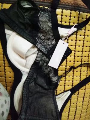 一件内衣包装盒都好大，好赞，很上档次呢，蕾丝边特别好看。很适合大胸，也适合夏天