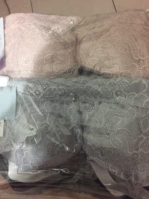 原相机拍的，颜色很喜欢，感觉还不错，试了下，可以穿，大小合适，不会凸点，就是不知道会不会跑杯，要洗了穿了才知道，客服和快递什么的都挺好的，满意。只要不跑杯以后还会继续在这家买的。