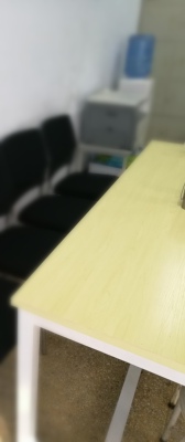 卖家很好，特意定制的尺寸，店家还给加了横梁，稳固性很好。桌面颜色也很漂亮，很满意的一次购物。