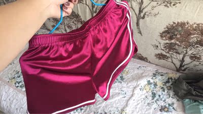 洗了还没有穿，有一点轻微脱色，不过不影响整体效果，还是物有所值吧