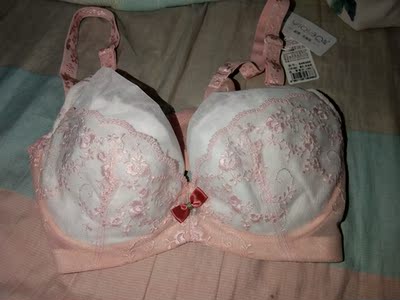 还可以吧,很好看,做工也不错,关键是很性感 还可以吧,很好看,做工也不错,关键是很性感