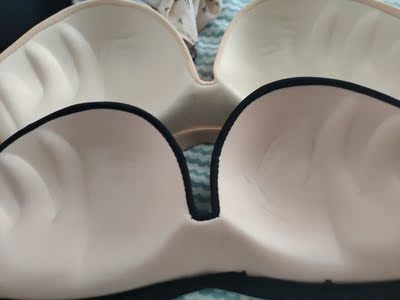 买来搭配一字肩穿的,很合身,就是有些味道,肤色上有个上面有点污渍 买来搭配一字肩穿的,很合身,就是有些味道,肤色上有个上面有点污渍