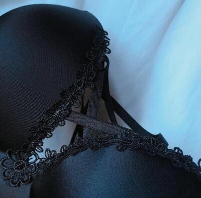 聚拢效果简直太棒了 还会回购。真的挺厚哈，不过穿着比较性感就留下了，码数很正，穿起来很舒服，很喜欢下次会再来买。。。。。。。。。。好喜欢，好性感的内衣，穿起来还有型很舒服！