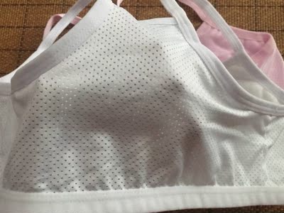 轻薄透气，后背设计肩带不会滑落，好评